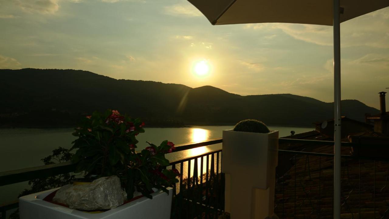 La Terrazza Sul Lago Turano Castel di Tora Εξωτερικό φωτογραφία